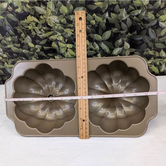 Nordic Ware Great Pumpkin Pan - Picture 10 of 11